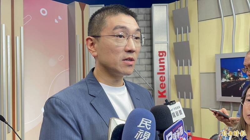 基隆市長謝國樑在公辦電視罷免說明會，說明自擔任市長近一年十個月時間成績。（記者羅國嘉攝）