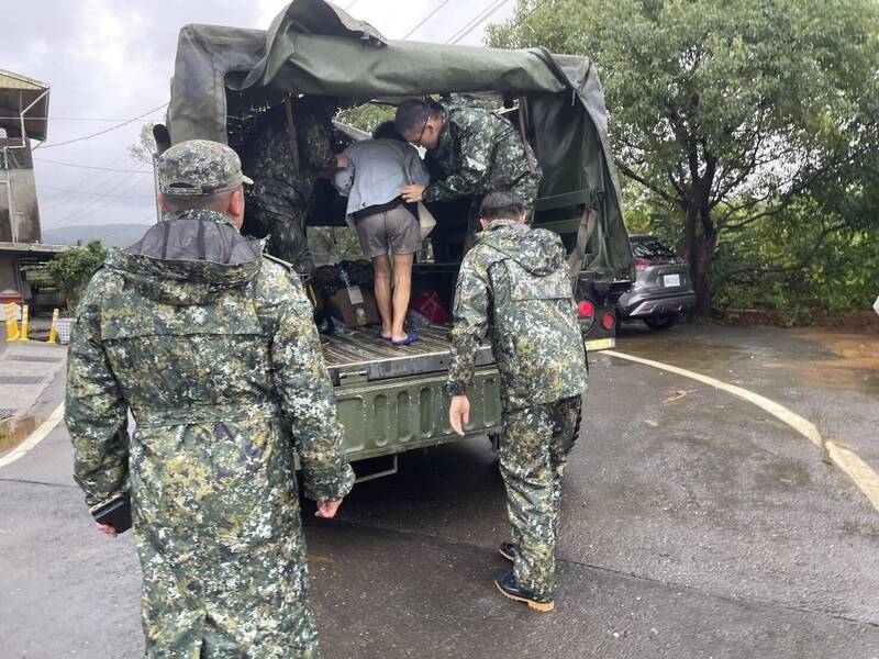 受雨勢影響，三芝區公所預防性撤離約80人。（三芝區公所提供）