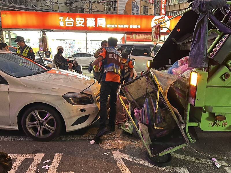 7日傍晚在台南南區金華路二段三巷口發生白色賓士轎車追撞垃圾車事故。（圖：警方提供）