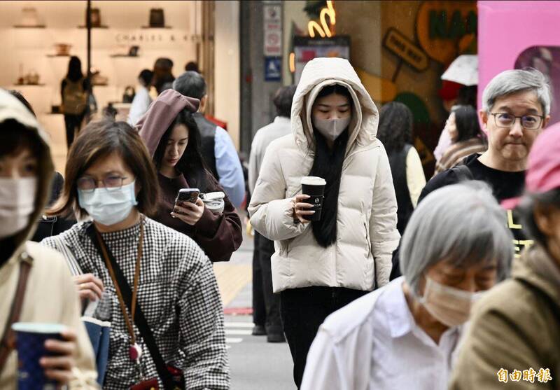 高雄天氣逐漸轉涼，網友發現路上已經有人在穿羽絨外套。（資料照）