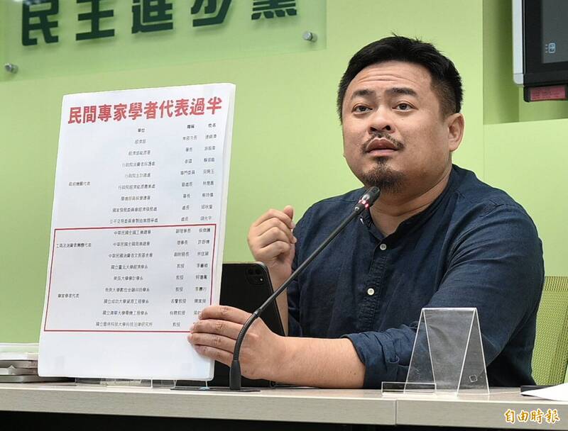 洪申翰提到，能提高颱風與天氣預報精準度的「數值天氣測報高速運算電腦建設計畫」，新編將近3億元的新年度預算被藍白封殺。洪質疑，難道明年或是未來，就不再會有颱風或超越經驗的暴雨來襲了嗎？（資料照）
