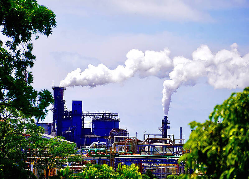 
Emissions from factory smokestacks are pictured in Kaohsiung’s Linyuan Industrial Park on Sept. 10.
Photo: CNA