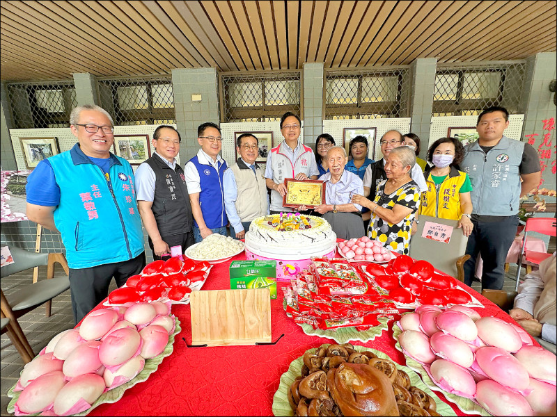 桃園市長張善政探訪103歲人瑞陳克湘，送上重陽禮。 
（桃園社會局提供）