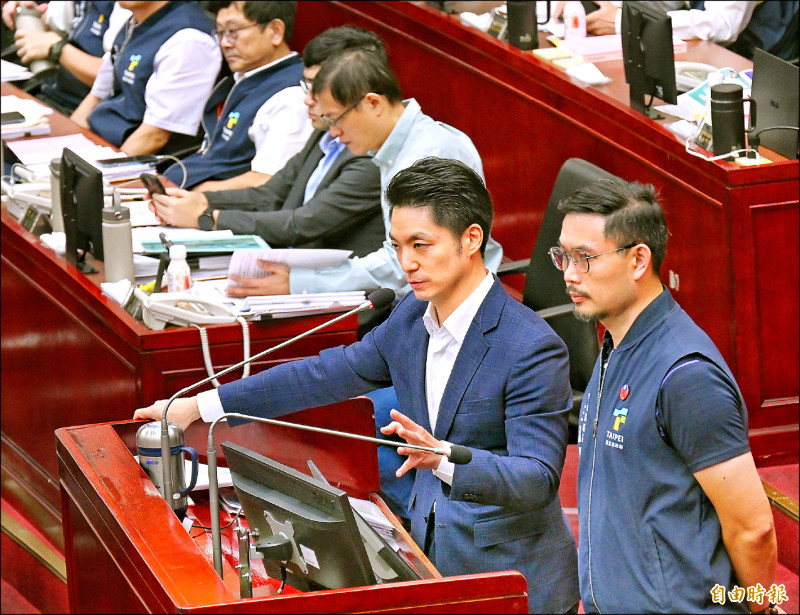 市議會昨日進行市長施政報告及備詢，市長蔣萬安（右二）率市府局處首長列席。（記者方賓照攝）