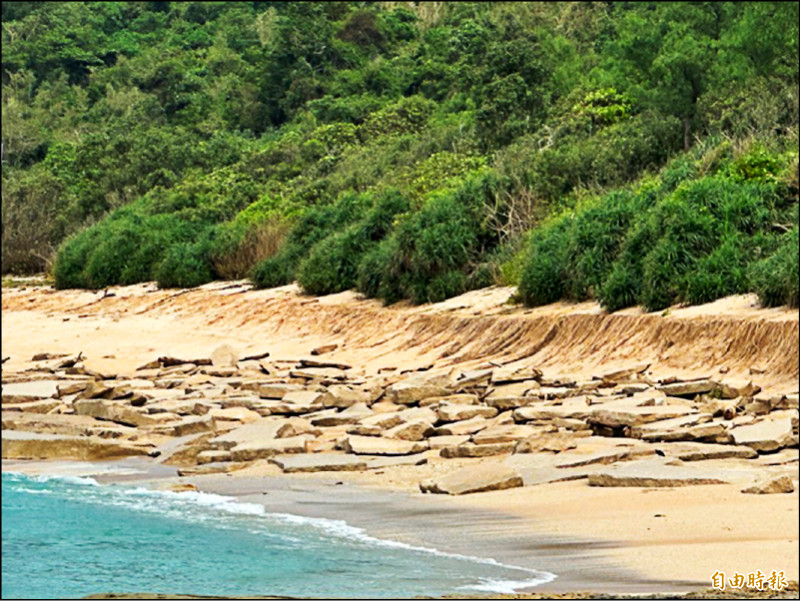 山陀兒造出墾丁生態奇景，砂島保護區現神祕岩塊。（記者蔡宗憲攝）