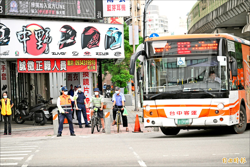 台中市進行「公車大執法」專案，市長盧秀燕表示會無限期執法。（資料照，記者廖耀東攝）