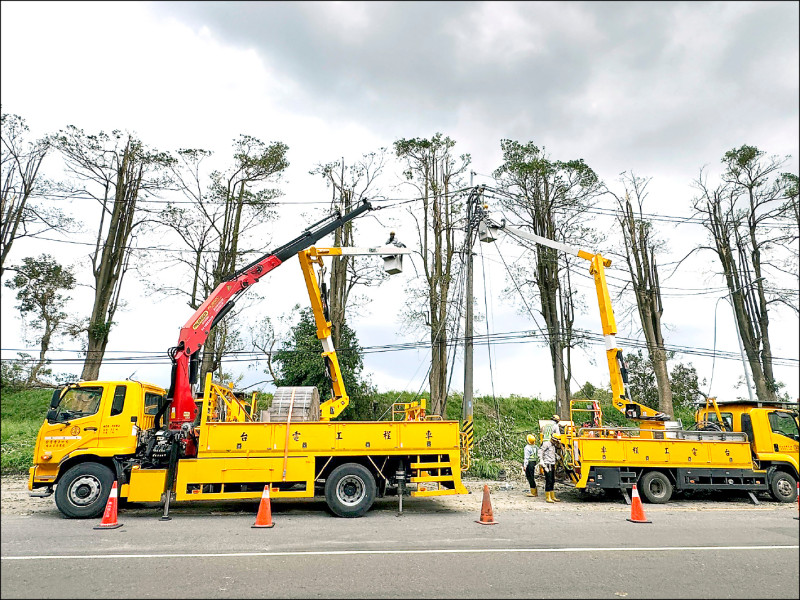 山陀兒颱風暴風吹斷樹枝、衝擊電纜電桿，台電人員全力搶修。 （台電提供）