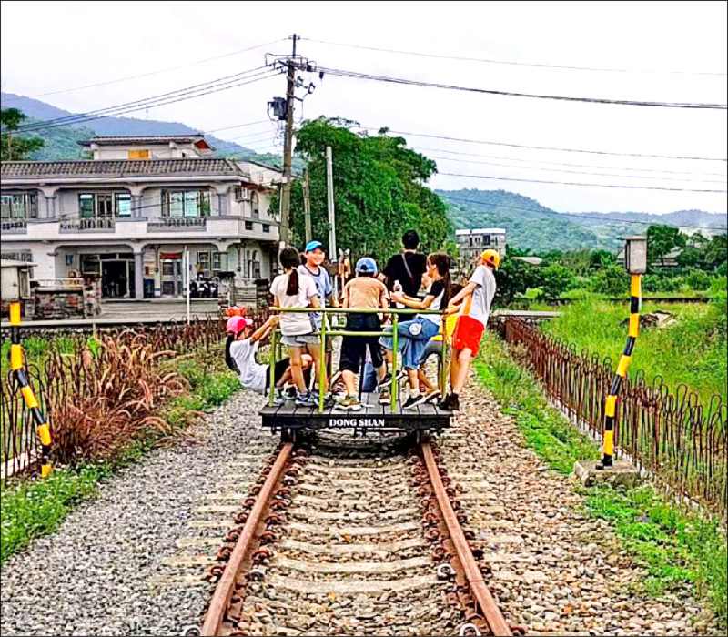 冬山鄉潤泰鐵道觀光廊帶本月底前開放，圖為軌道手搖車。（冬山鄉公所提供）