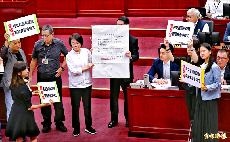 台北市議會昨進行市長施政報告及備詢，民進黨議員向市長蔣萬安表達訴求。（記者方賓照攝）