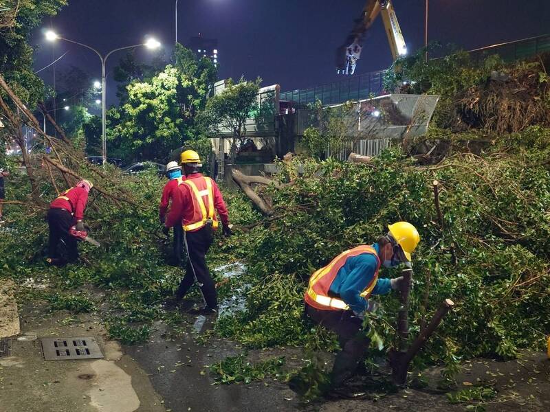 高市府與協力單位3日風雨減弱後即總動員整理市容。（高市府提供）