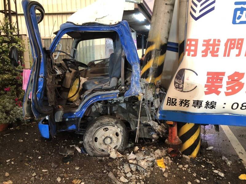 台18線（阿里山公路）22.5公里嘉義縣中埔鄉路段發生小貨車自撞電線桿死亡車禍。（嘉義縣消防局提供）