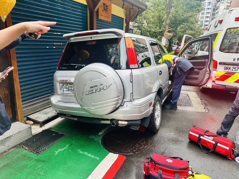 休旅車駕駛疑心肌梗塞，衝撞路邊土托魚羹店。（記者姚岳宏翻攝）