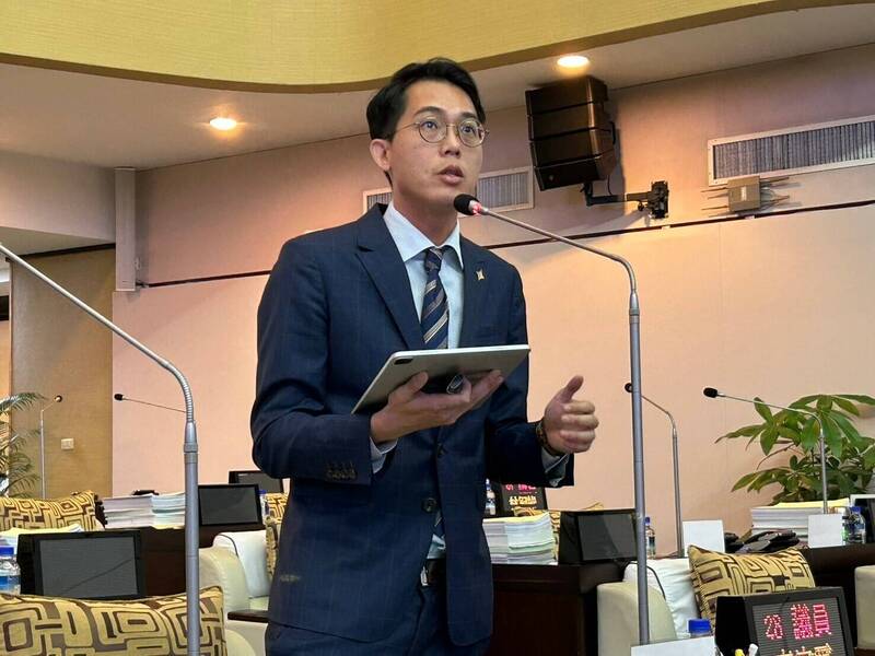 台灣基進台南市議員李宗霖今日於南市議會質詢時， 強烈要求「灌水牛」台南零容忍。（李宗霖提供）