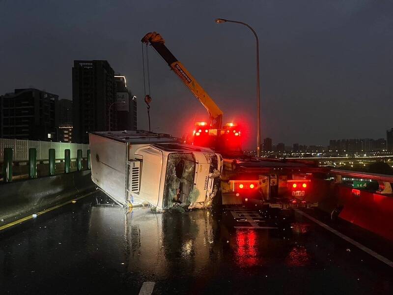 疑天雨路滑造成小货车在台64线翻车。(记者徐圣伦翻摄) 疑天雨路滑造成小货车在台64线翻车。(记者徐圣伦翻摄)
