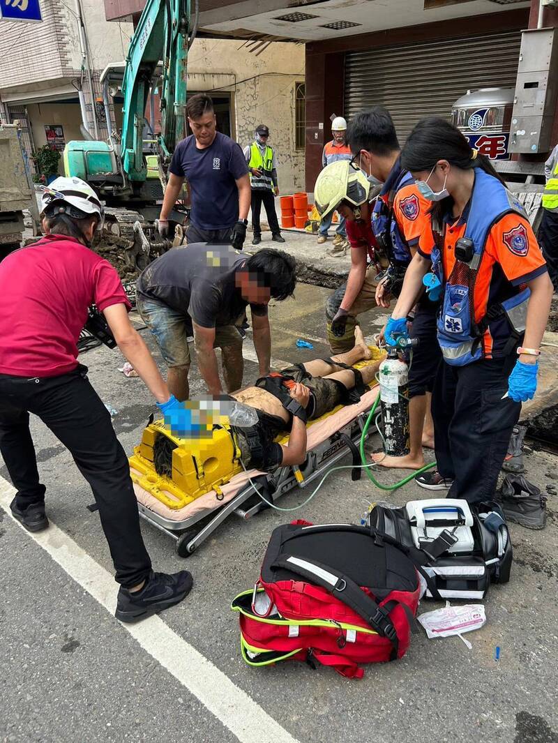 新營區民治路污水下水道工程今傳坍方，1名越南籍工人受困，警消協助脫困後送醫救治，幸無大礙。（民眾提供）