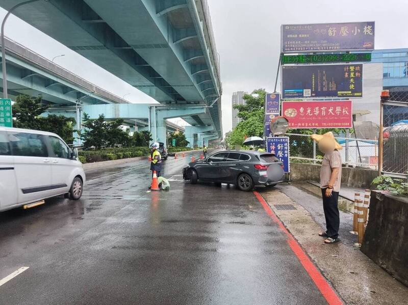 警方於車禍現場進行交通疏導。（記者徐聖倫翻攝）