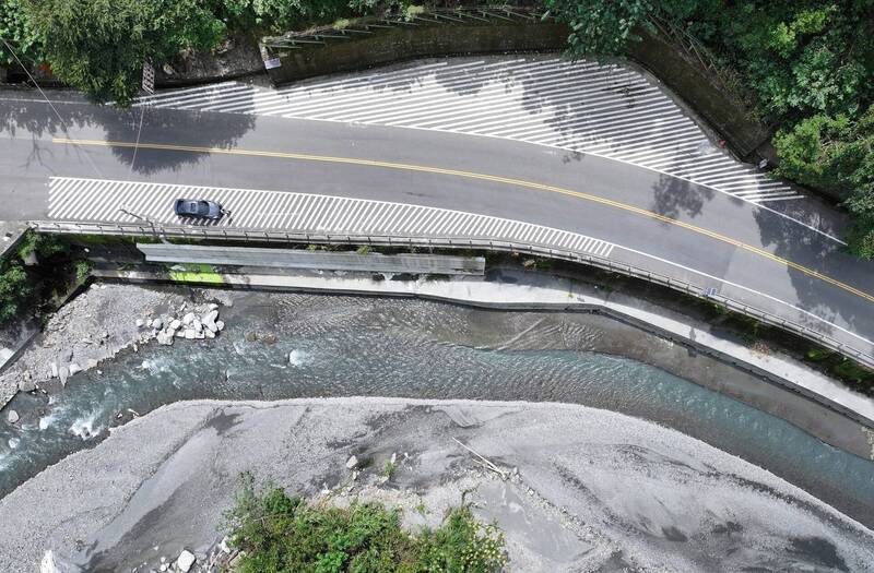 台14線64.3K埔里鎮觀音瀑布路段，去年卡努風災路基遭眉溪沖刷，目前已完成災後復建。（圖由公路局中區養護分局提供）