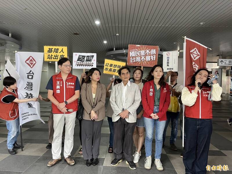 台灣基進黨主席王興煥（左二）與前基隆市代理市長陳重光（右三）等人今天在基隆火車站南站開記者會，支持基隆罷樑，並到市區掃街宣傳。（記者盧賢秀攝）