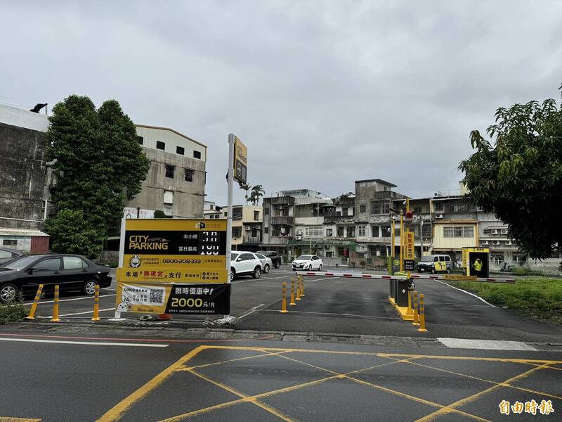 位於宜蘭市農權路、原為警察局眷屬宿舍用地，經拆除後委外改作停車場，每年縣府可收取權利金。（記者王峻祺攝）