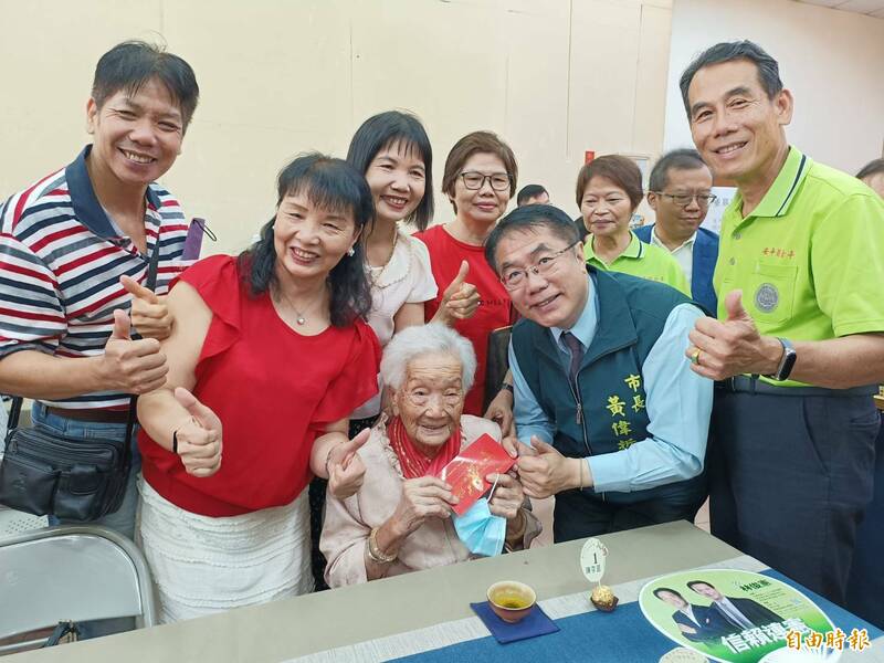 台南市長黃偉哲代表致贈102歲人瑞陳李蕋千元紅包。（記者王姝琇攝）