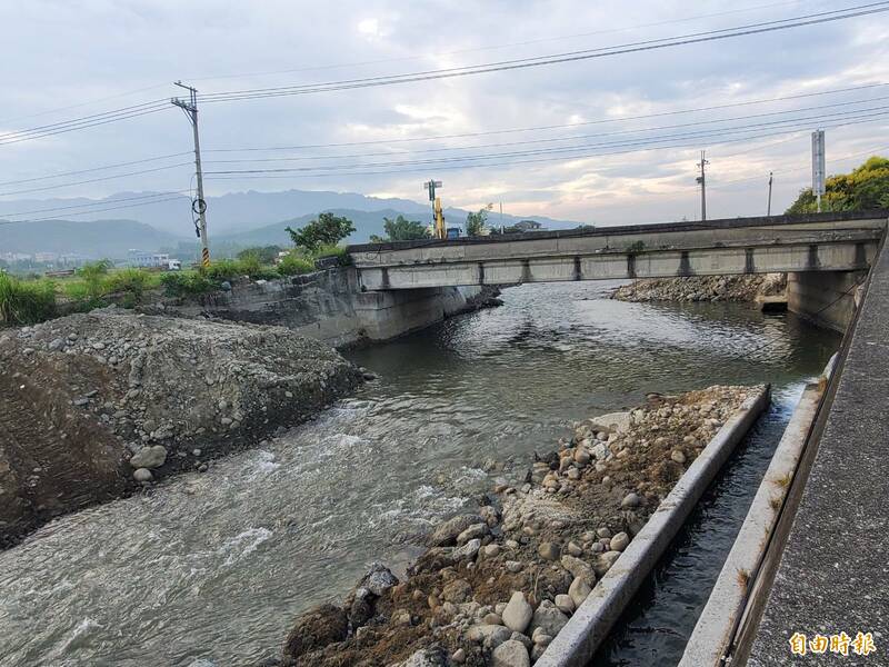 苑裡南溪橋溪水易暴漲，民盼早日改建。（記者蔡政珉攝）