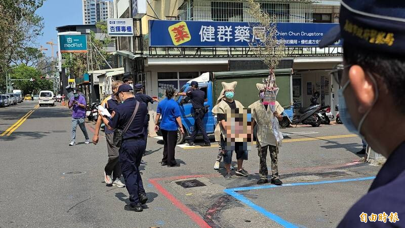 蔡姓死者家屬今天中午到民生醫院要棺抗議，但警方阻擋載運棺材的貨車到醫院。（記者許麗娟攝）