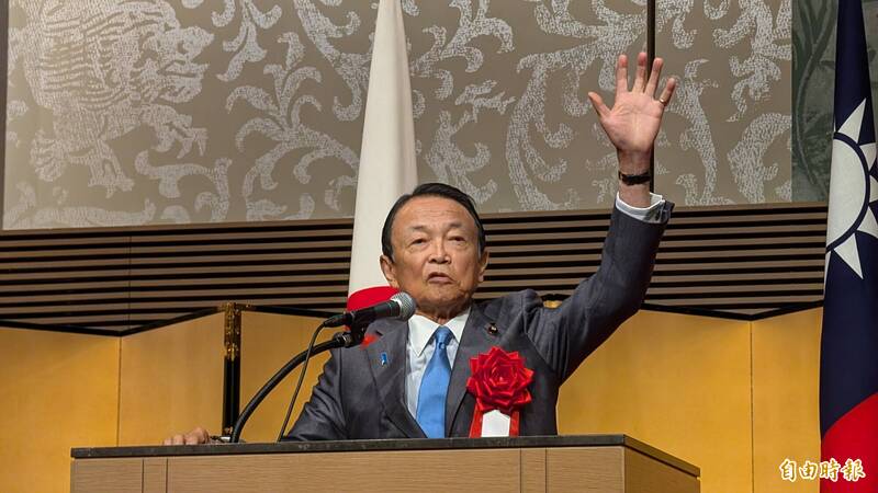 日本前首相麻生太郎出席駐日代表處在東京舉辦的國慶酒會，並上台致賀詞，談到中華民國建國113年，和大正元年同年，他還要在場來賓「知道的請舉手」。 （記者林翠儀攝）