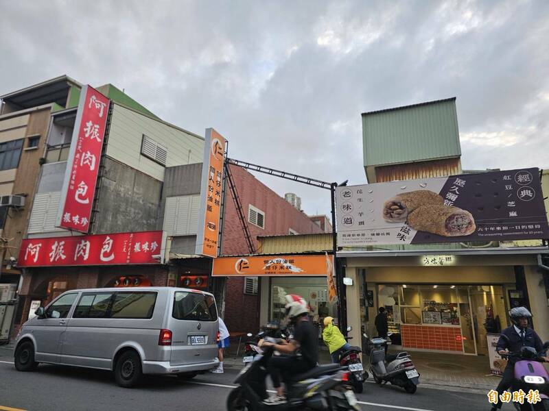 南投草屯名店方愫馨手工麻糬正式插旗鹿港小鎮，就選在鹿港排隊名店「阿振肉包」附近開分店。（記者劉曉欣攝）