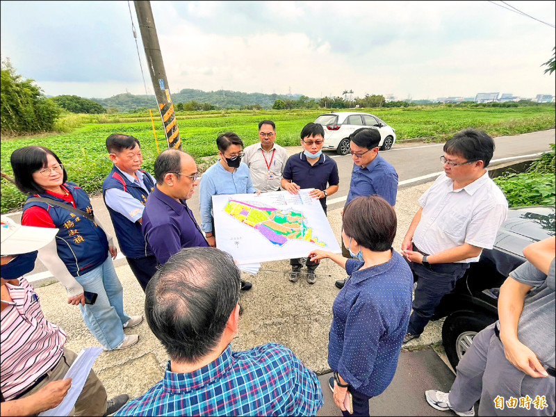 新竹縣府產發處簡報，科三期計畫基地西側的產業專區用地，都經過坡度分析後結果劃設，屬於較為平緩的山坡地，鄰近竹科，透過力行路和高鐵橋下道路往來方便。（記者廖雪茹攝）