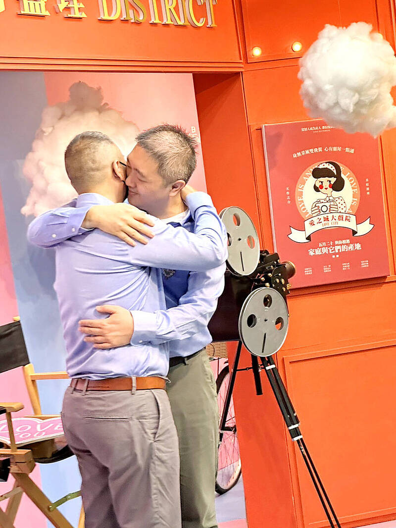 Taiwanese-Chinese couple Ryan and Righy embrace after registering their marriage in Kaohsiung on Monday.
Photo courtesy of the Kaohsiung City Government