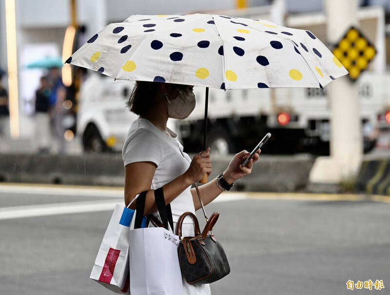 氣象署指出，週三桃園以北、東半部地區仍較容易降雨，不過降雨有逐漸緩和的趨向，其餘地區則是多雲到晴。（資料照）