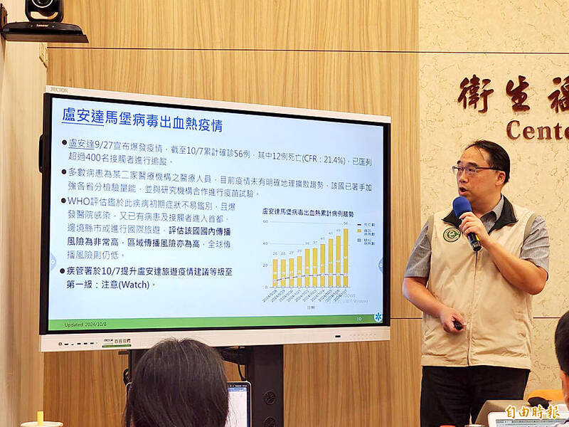 Centers for Disease Control Epidemic Intelligence Center Director Guo Hung-wei speaks at a news conference in Taipei yesterday.
Photo: Lin Hui-chin, Taipei Times