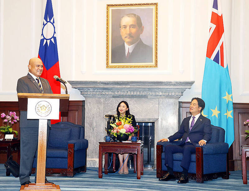 
Tuvaluan Prime Minister Feleti Penitala Teo, left, speaks as President William Lai, right, looks on at the Presidential Office in Taipei yesterday.
Photo: CNA