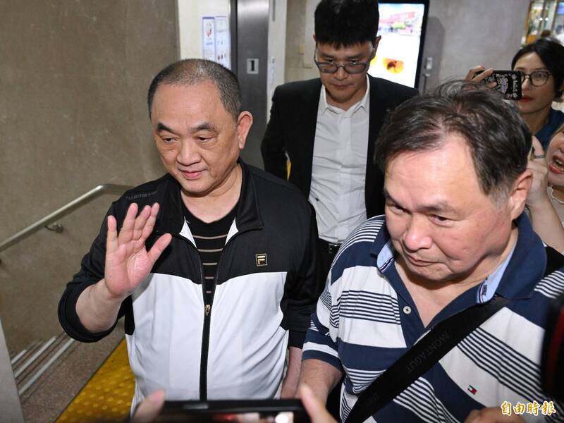 京华城案检廉今(8日)传唤博奕大亨陈盈助作证,陈盈助复讯后离开北检,面对媒体提问是否洗钱,挥手表示没有。(记者陈逸宽摄) 京华城案检廉今(8日)传唤博奕大亨陈盈助作证,陈盈助复讯后离开北检,面对媒体提问是否洗钱,挥手表示没有。(记者陈逸宽摄)