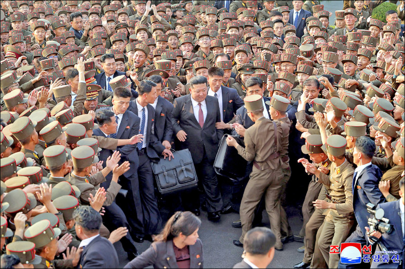 韓官方媒體報導，金正恩宣稱，將加速走向成為擁有核武的軍事強權，一旦敵人發動攻擊，將不排除動用核武。（法新社）