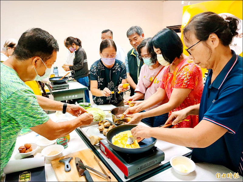 新化區農會開辦「COOKSHOW」幸福廚房的烹飪課程，取材轄內特色產業，教作「麻油米糕捲」與「高麗菜封」等創意料理。
（記者吳俊鋒攝）