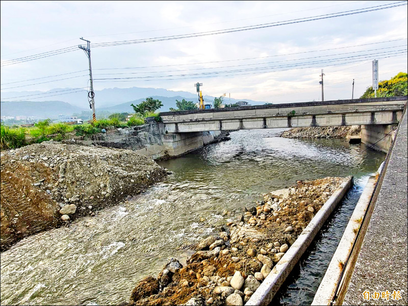 苑裡南溪橋段房裡溪水易暴漲溢流，淹沒附近農田，居民盼早日改建。（記者蔡政珉攝）