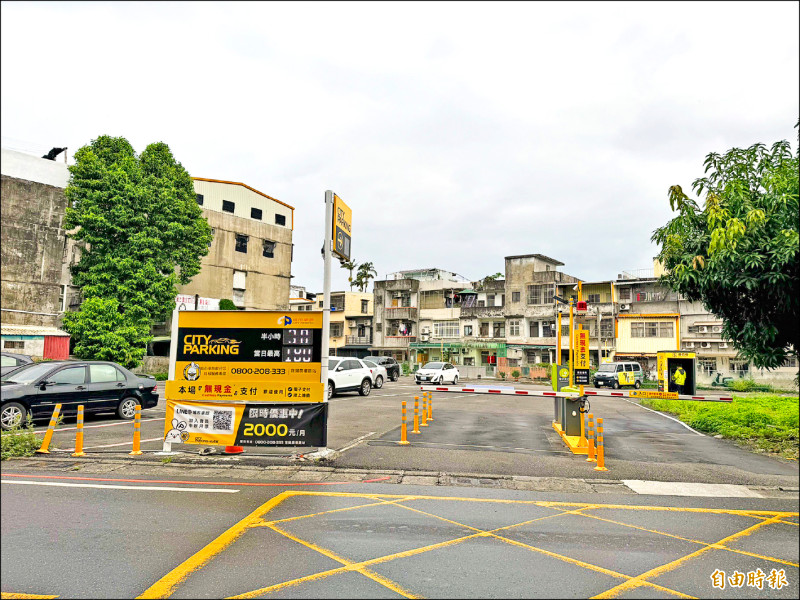 位於宜蘭市農權路、原為警察局眷屬宿舍用地，經拆除後委外改作停車場，每年縣府可收取權利金。（記者王峻祺攝）