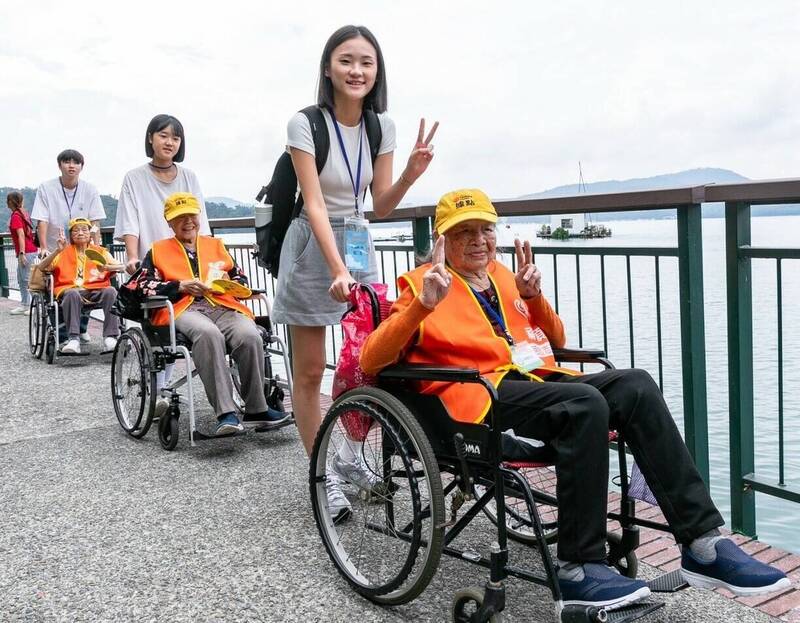 中山醫學大學學生陪全國3家機構長輩暢遊日月潭。（圖由永信基金會提供）