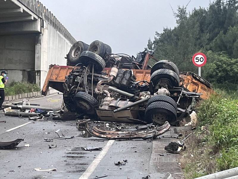 一辆砂石车从高架桥上翻落到平面道路，事故原因尚在调查中。（新竹县消防局提供）