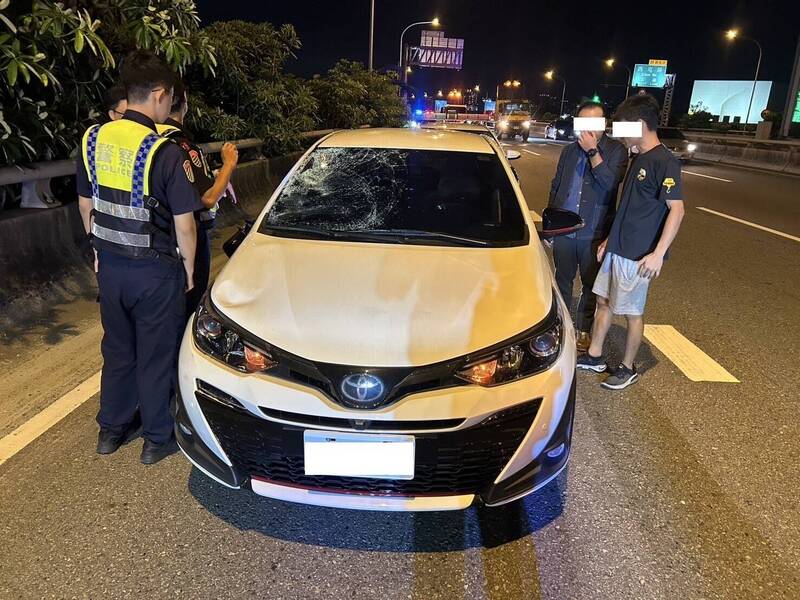 于台74线快速道路撞上行人的自小客车,前挡风玻璃破损。(记者张瑞桢翻摄) 于台74线快速道路撞上行人的自小客车,前挡风玻璃破损。(记者张瑞桢翻摄)
