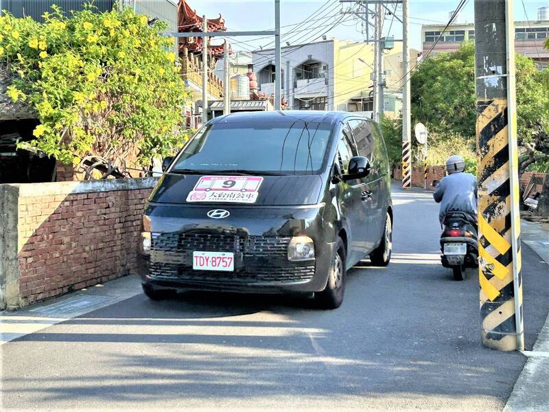 安南區偏遠地方路幅小，「9路」公車在離峰時導入9人座小巴，提供民眾更接地氣的服務。 （南市交通局提供）