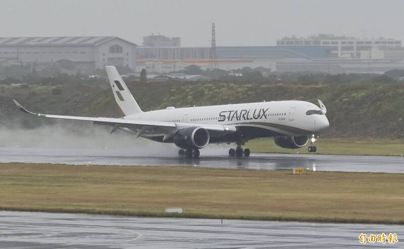 桃園機場配合國慶大會空中操演，出境旅客及接機民眾留意當天上午8時至12時航班時刻是否異動。（資料照，記者姚介修攝）