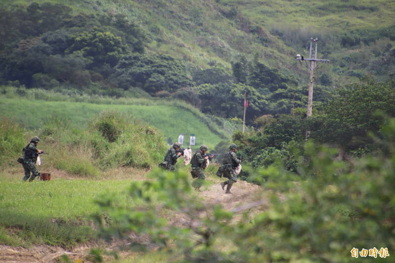 新竹縣新埔鎮下寮里跟國軍湖口訓練場是鄰居，隔著一排樹叢就可看到國軍的演習作業。（記者黃美珠攝）