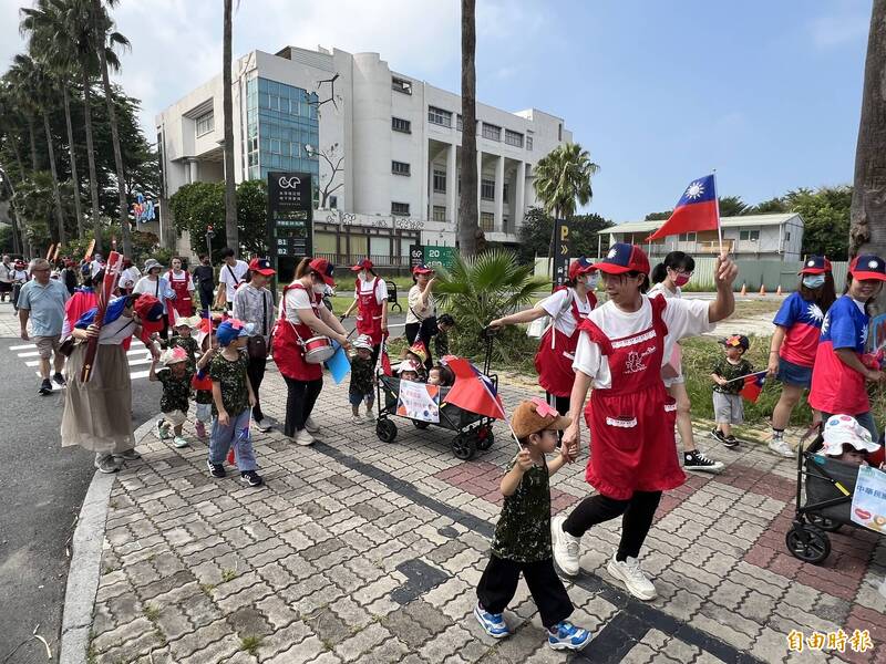 九日上午，台南南區朵朵園托嬰與誠品園幼兒園的近百位嬰幼兒及家長、老師踩街遊行慶祝中華民國一一三歲生日。（記者王俊忠攝）