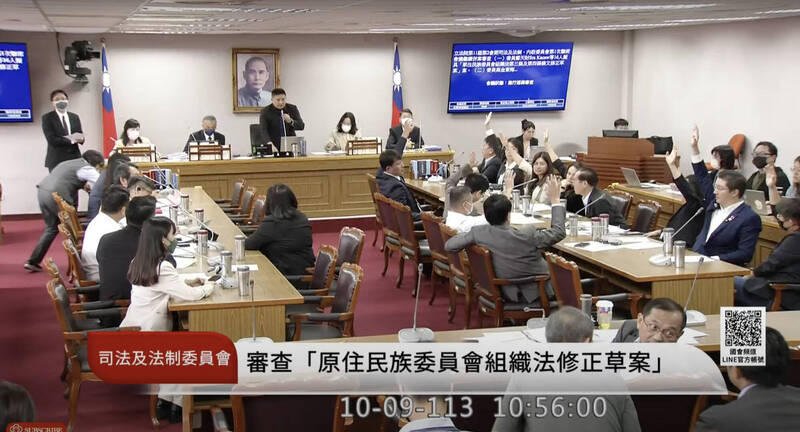 立法院司法及法制、內政委員會今日舉行聯席會議，在朝野立委立場不一致、一度動用表決的情況下，仍初審通過「原住民族委員會組織法第3條及第4條條文修正草案」，擬將原民會全數委員改為無給職。（記者謝君臨翻攝）