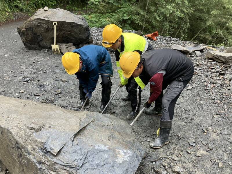 圖為清理大鹿林道東線5.2公里落石畫面。（雪管處提供）