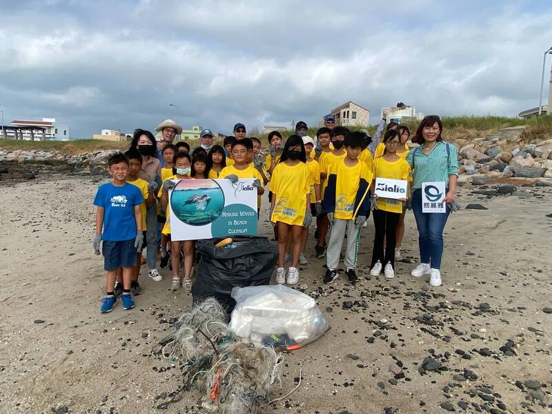 旅外澎湖人自創熙麗雅美國品牌，與風櫃國小一起舉行淨灘。（曾馨慧提供）