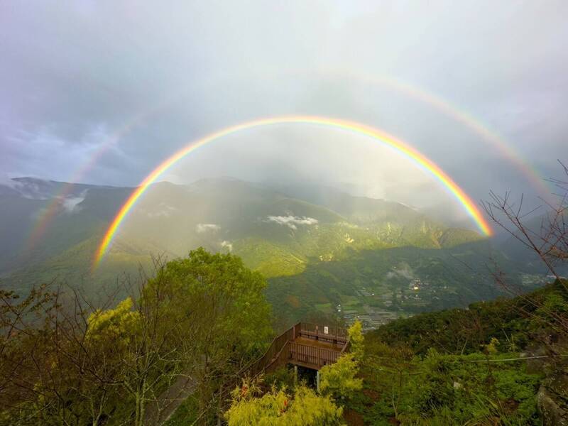 南投信義鄉山區雨後出現鮮豔彩虹、霓虹景觀，完整「大雙虹」美得讓人流連忘返。（圖由陳才毅提供）