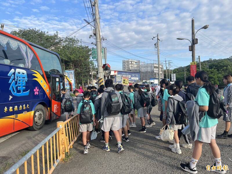 新竹市府規畫的南區通學專車延伸到明湖里，學生也開心搭公車上學了。（記者洪美秀攝）